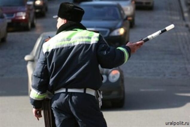 В Киеве гаишник ударил водителя. Видео