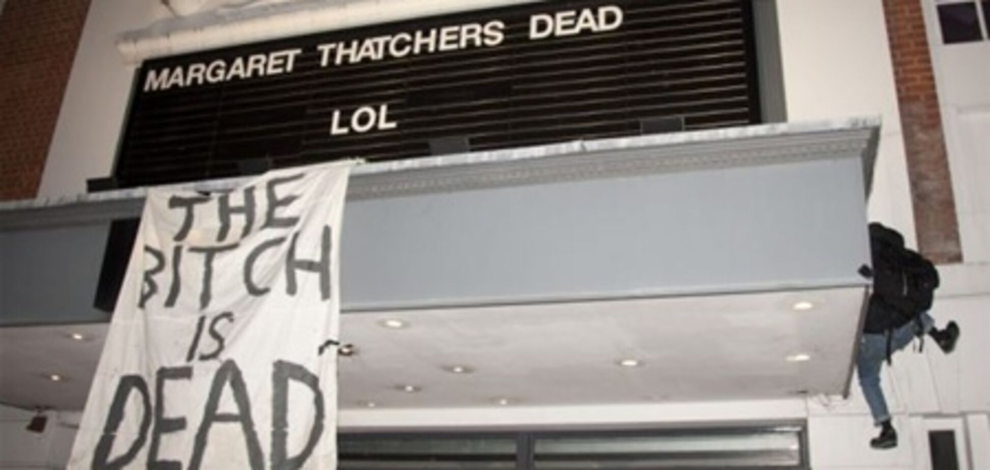 Британские левые бурно отпраздновали смерть Тэтчер. Видео