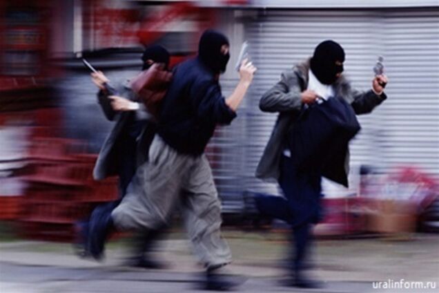 У Львові 4 грабіжника з пістолетом заволоділи 3 пляшками пива