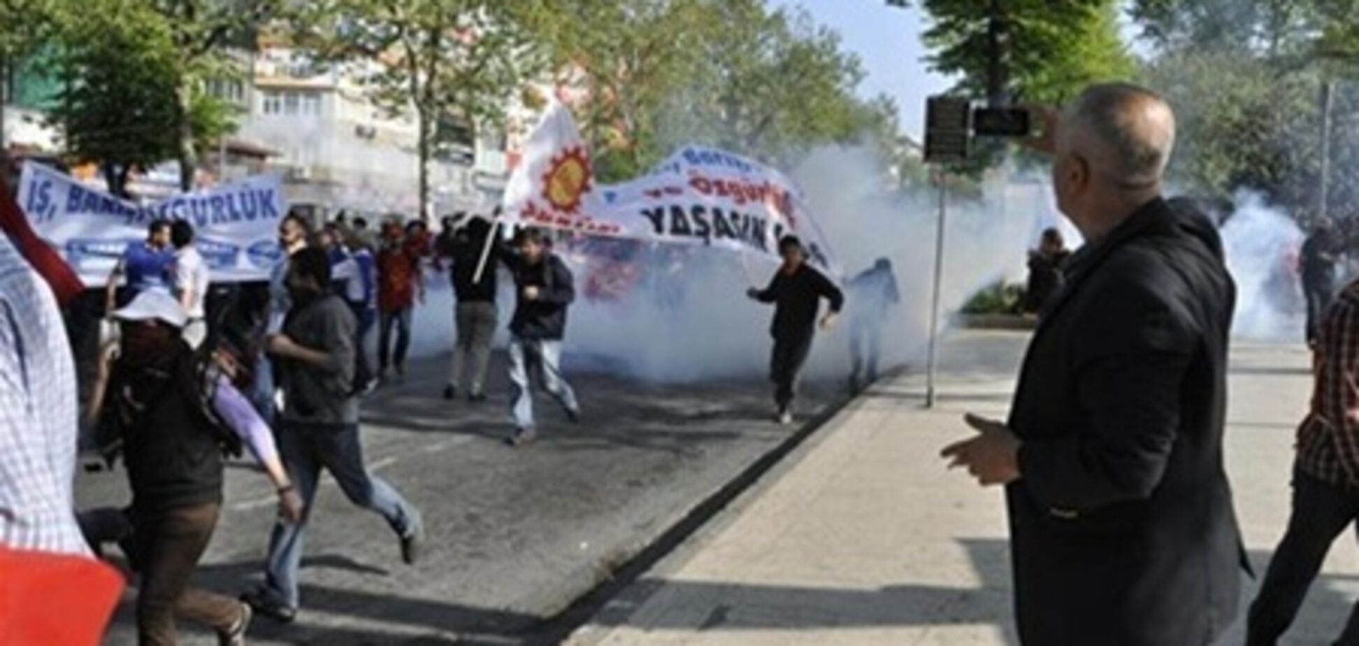 Першотравневі протести в Стамбулі розігнали сльозогінним газом