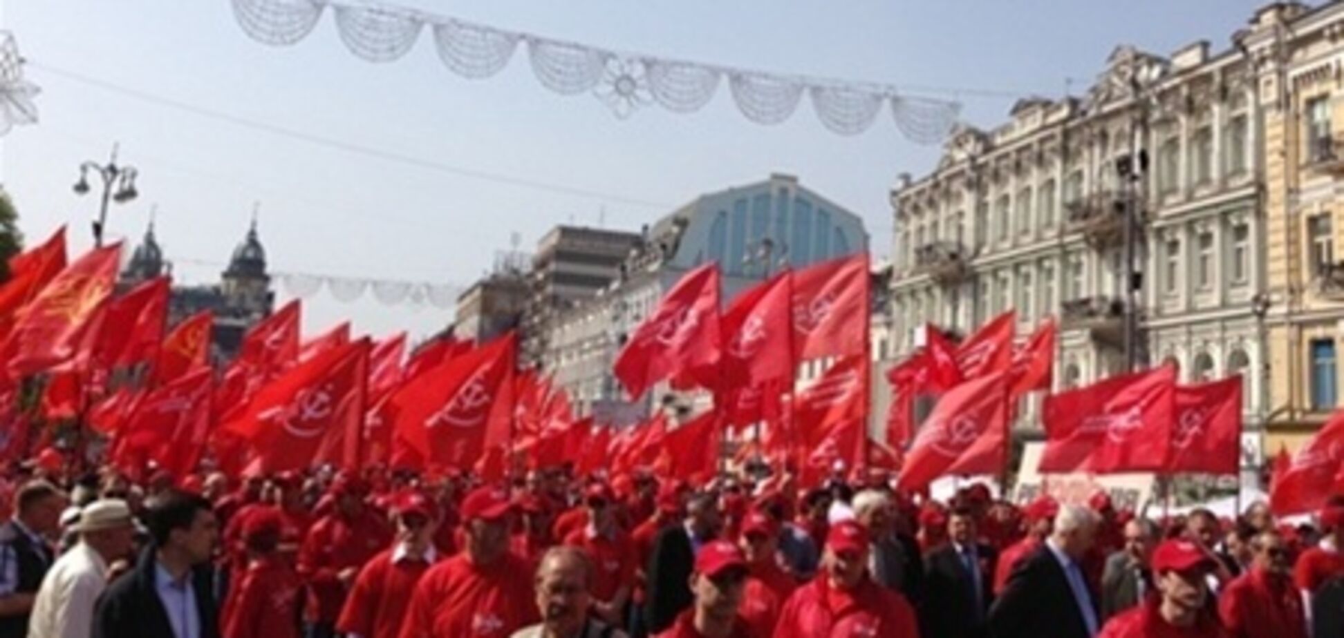 Коммунисты украсили Европейскую площади красными лентами