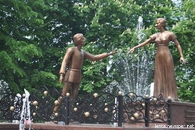 Во Львове установили памятник местным Ромео и Джульетте