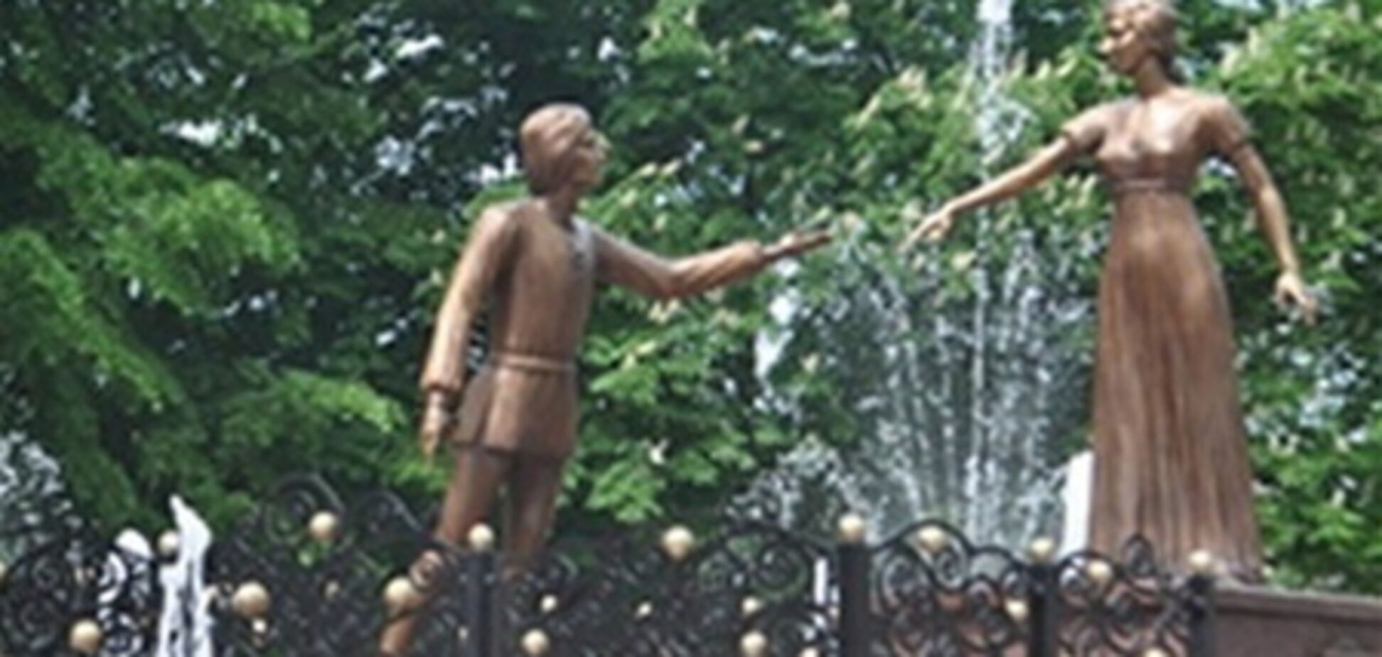 Во Львове установили памятник местным Ромео и Джульетте