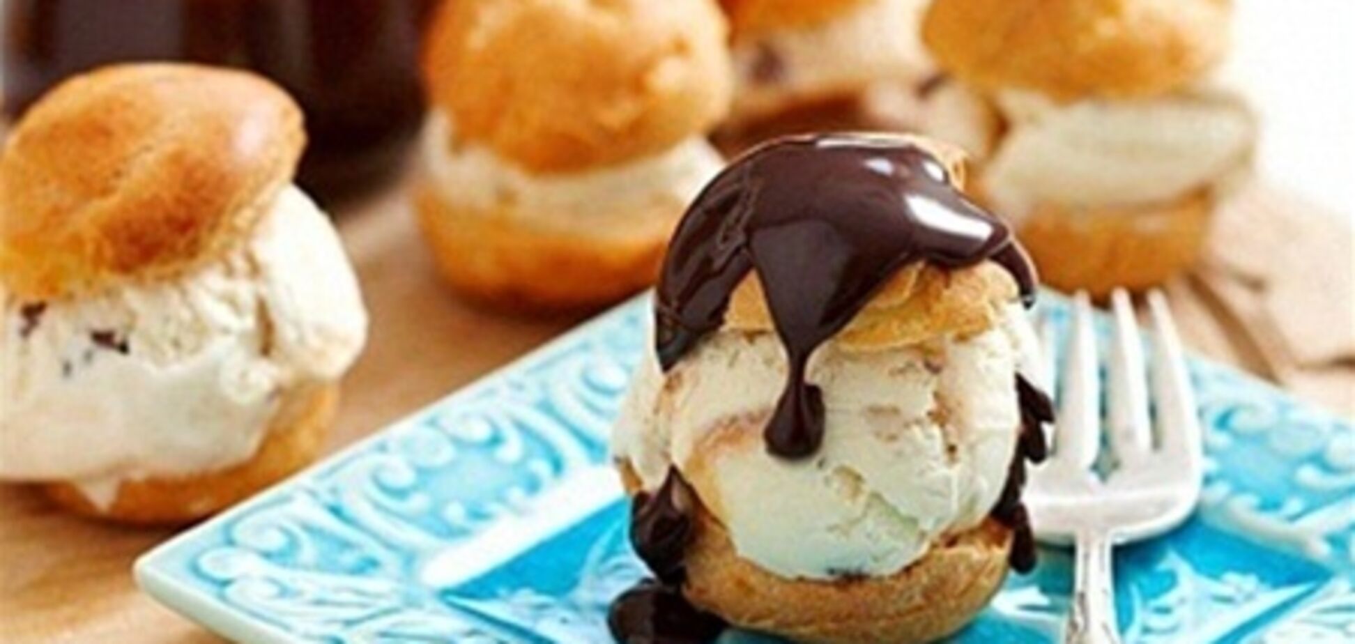 Профитроли с мороженым и соусом мокка