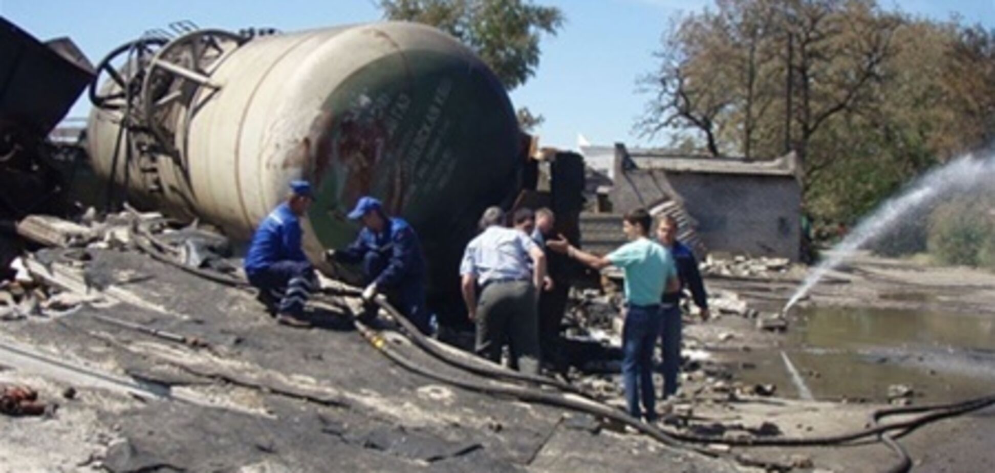 Авария поезда в России: спасатели откачивают пропан