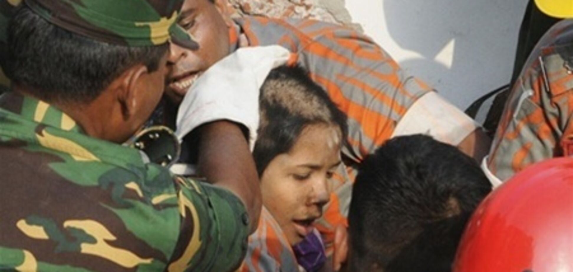 Під завалами в Бангладеш знайшли вижила