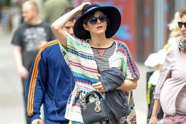 Пестрая кофта помешала Котийяр скрыться от папарацци
