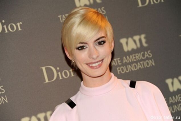 Хэтэуэй 'выгуляла' новую прическу на светском мероприятии