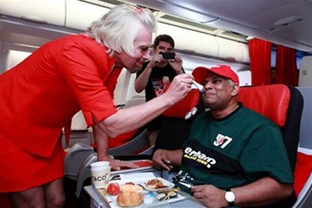 Миллиардер поработал стюардессой на конкурента