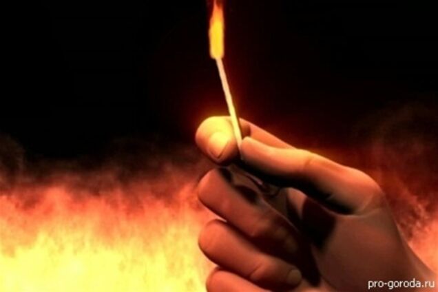 В Харькове парень облил самогоном девушку и поджег ее