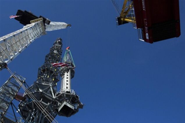 На будівлі ВТЦ-1 в Нью-Йорку встановлено шпиль