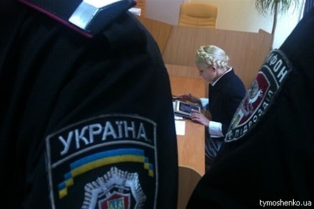 Власенко: Тимошенко уведомили о приостановке следствия по делу Щербаня 7 мая