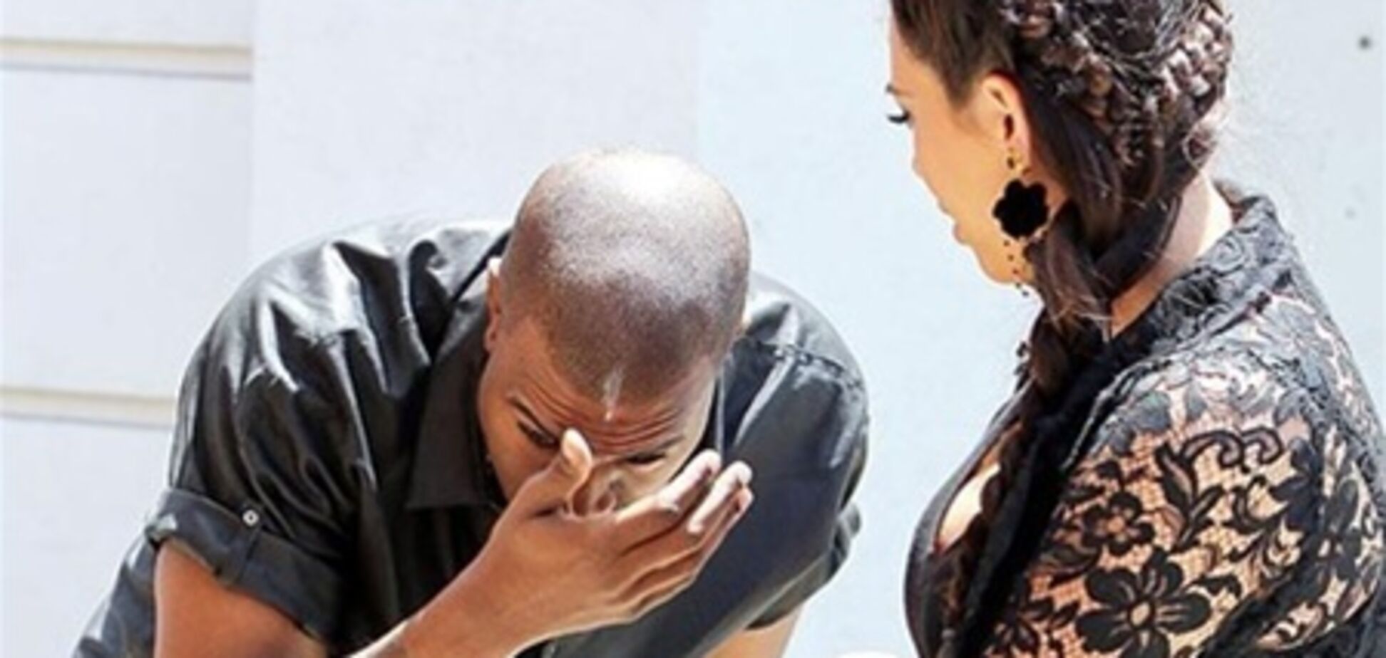 Канье Уэст треснулся головой об предупреждающий знак