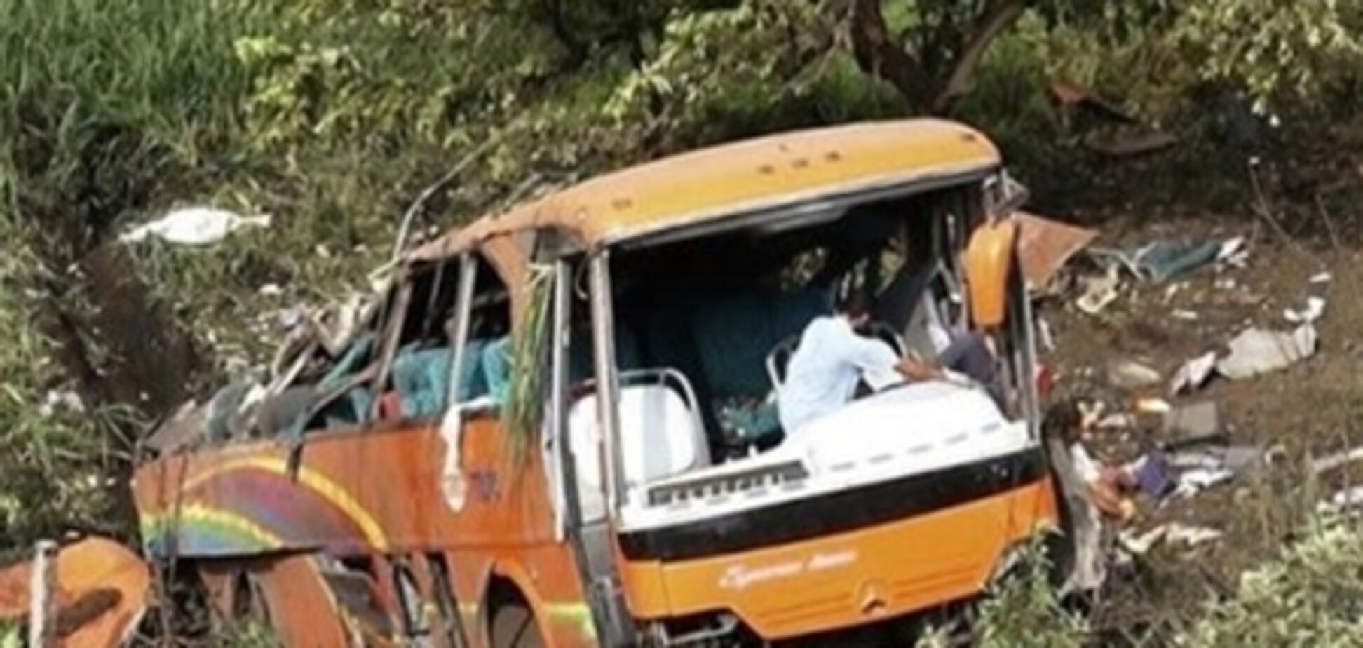 В Мексике автобус упал в овраг: 8 человек погибли 