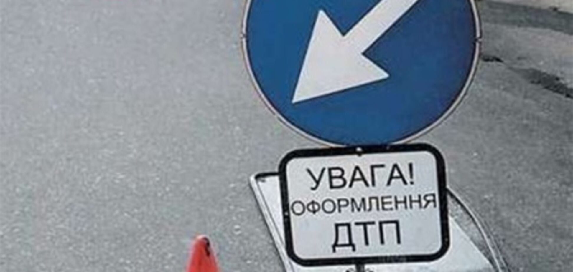 На Закарпатье авто въехало в остановку: есть жертвы