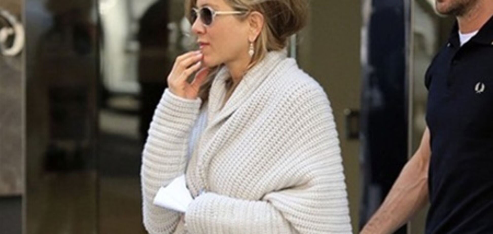 Энистон и Тэру выбирают мебель для детской?