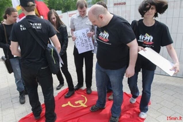 Литовські націоналісти розтоптали прапор СРСР