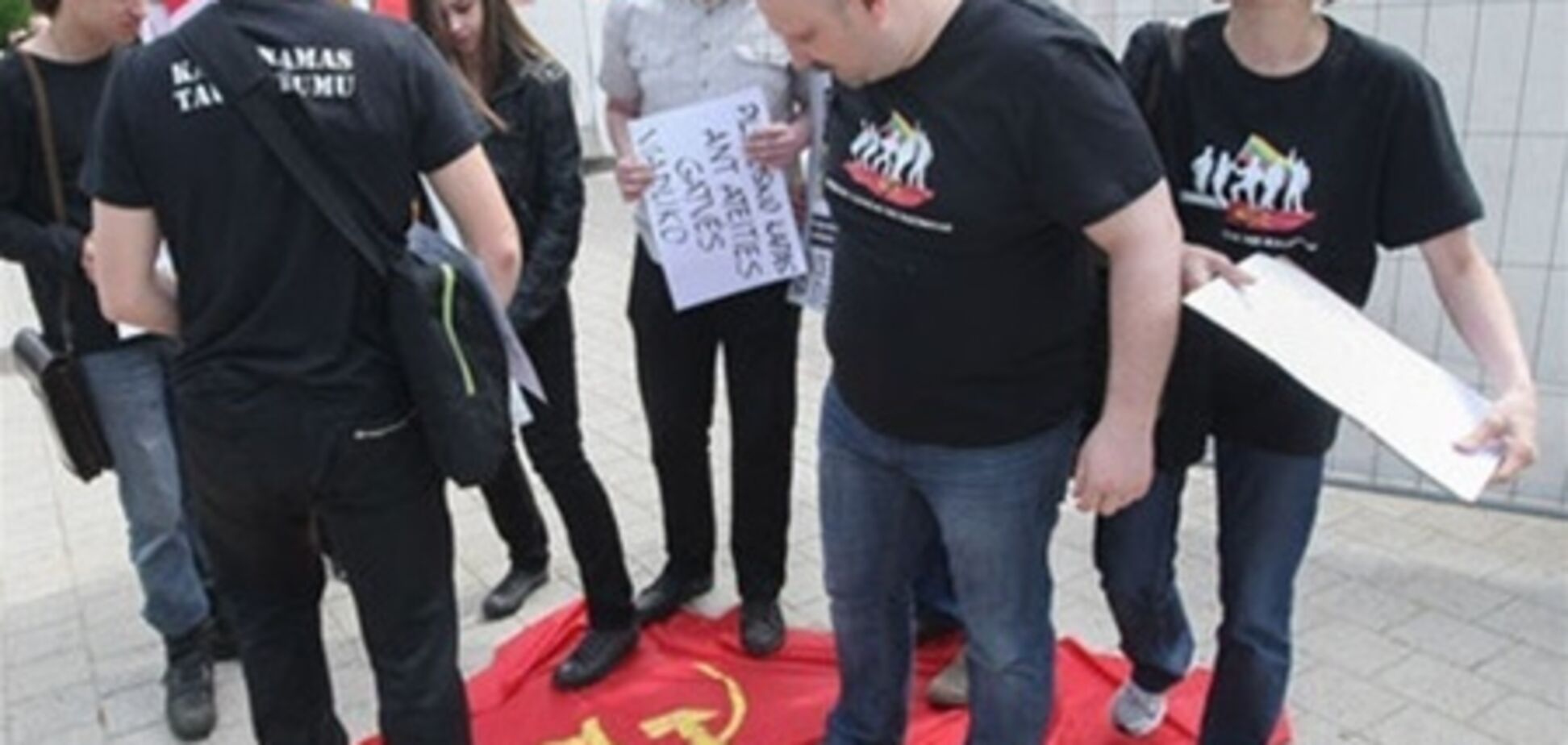 Литовские националисты растоптали флаг СССР