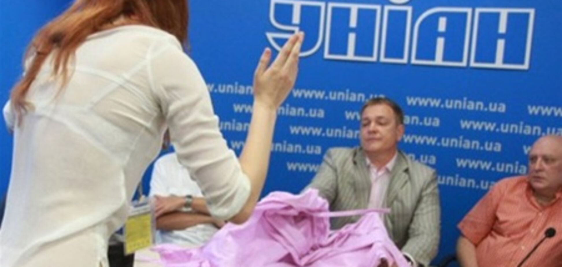 Девушку, бросившую в Колесниченко смирительную рубашку, пока отпустили