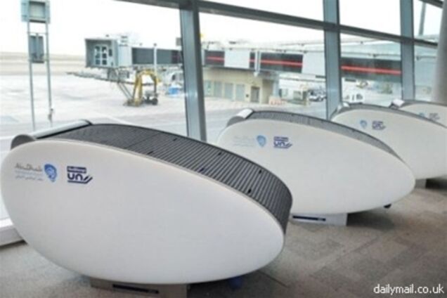 В аэропорту Абу-Даби установили спальные коконы