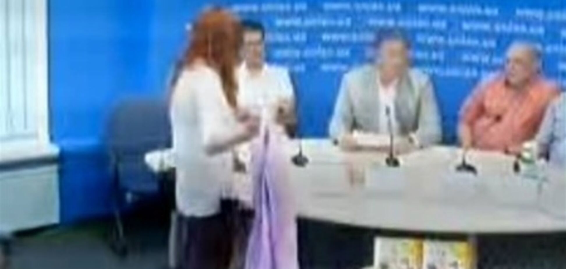 В Колесниченко бросили смирительную рубашку
