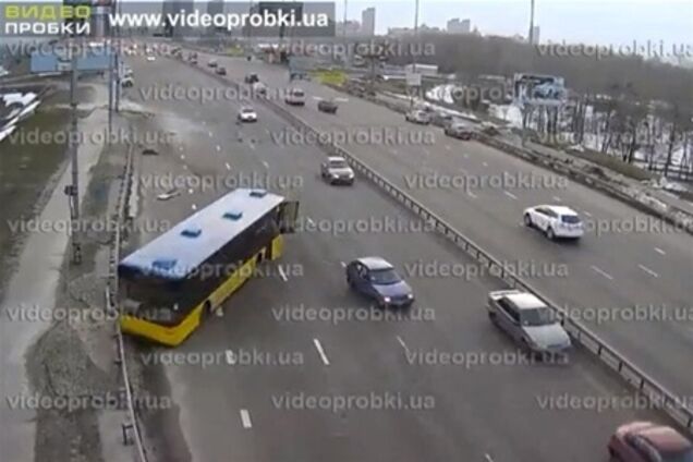 Видео ДТП в Киеве: автобус с пассажирами несется на отбойник