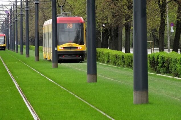 Газон на трамвайных путях в Варшаве