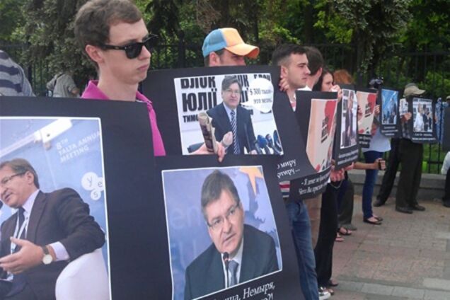 Под Радой Немырю призывали не позорить Украину