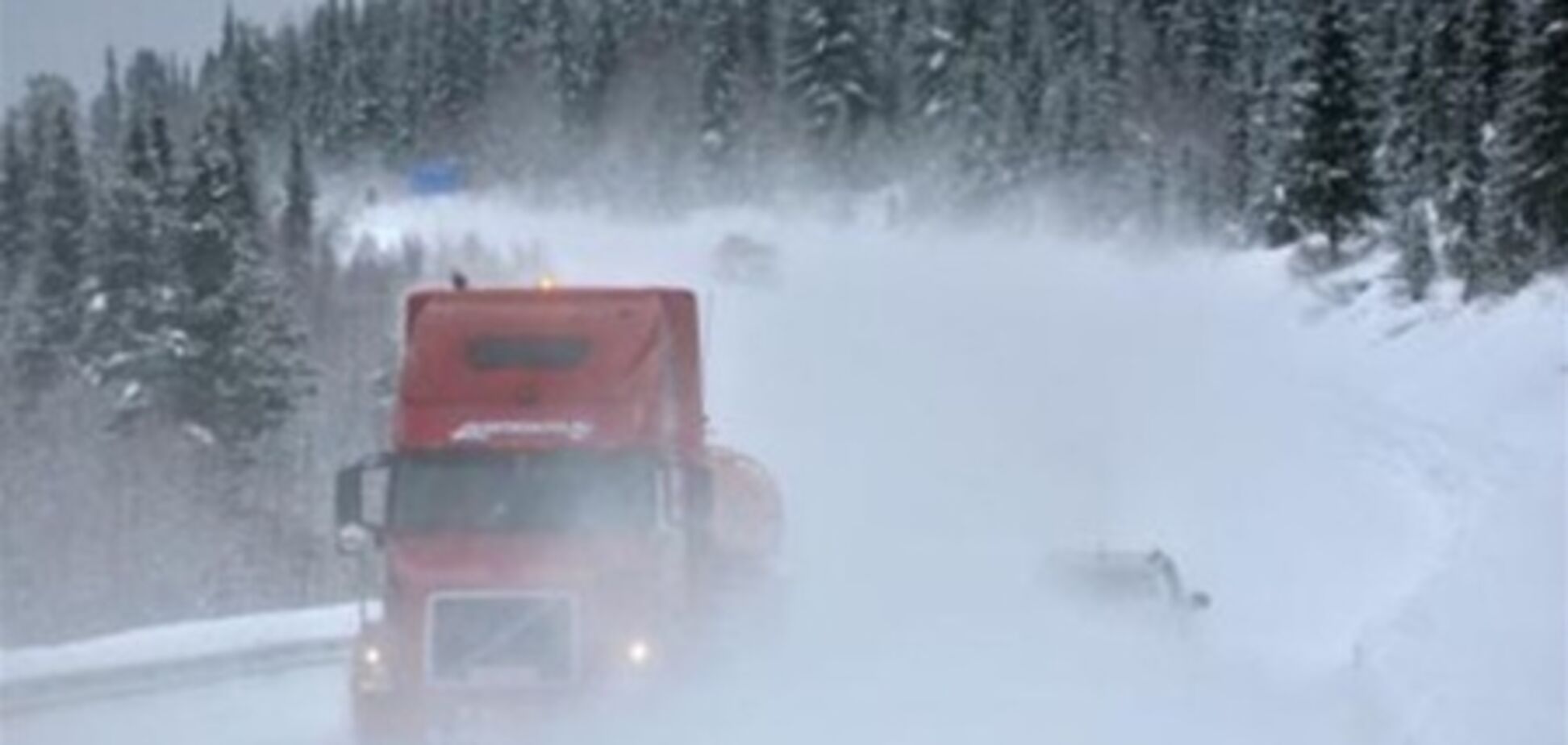 Снегопад парализовал движение в Красноярском крае