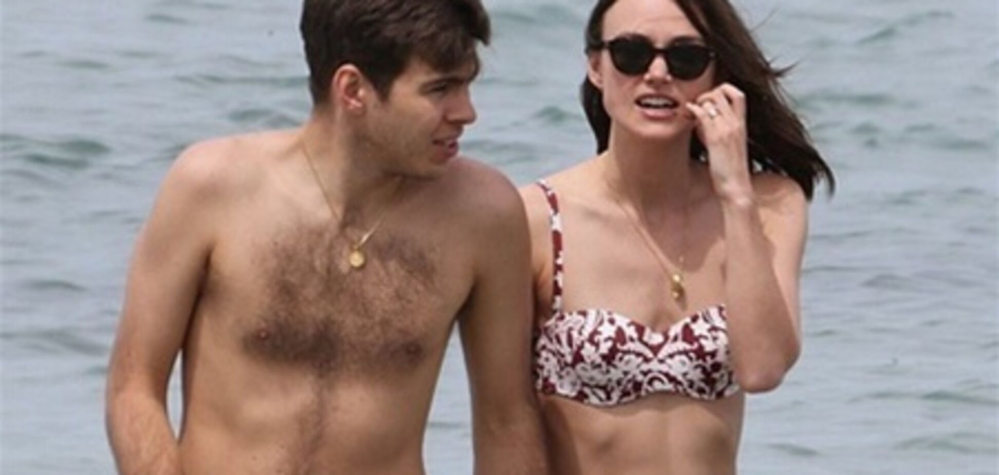 Кира Найтли проводит медовый месяц в бикини