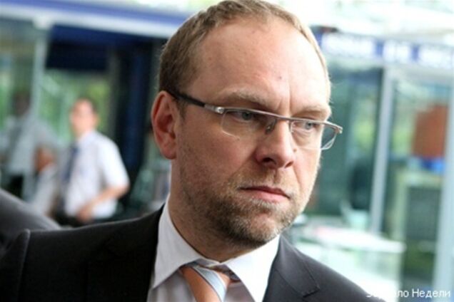 Власенко заявляет, что Тимошенко рвется на допрос Кириченко