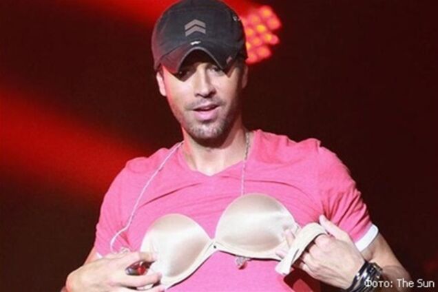 Энрике Иглесиас примерял бюстгальтер на сцене