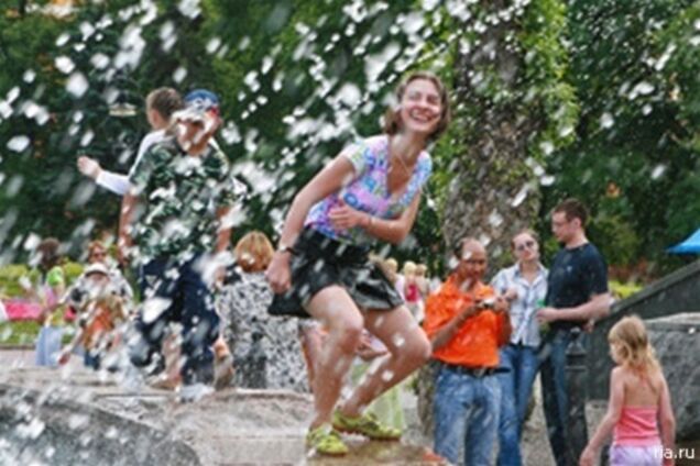 Азаров наказав готуватися до дуже жаркого літа