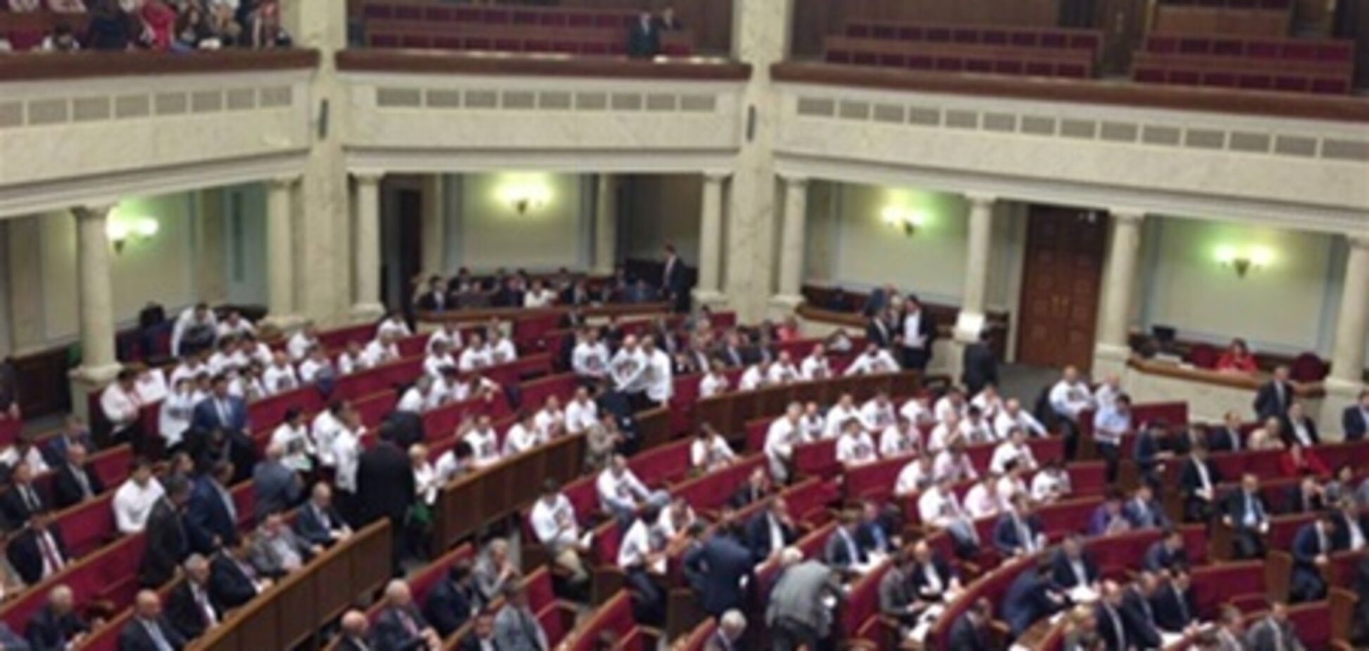 Януковича встретили скандированием 'Юле - волю!'
