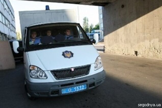 К больнице Тимошенко пригнали автозак, скорую и 'Беркут'