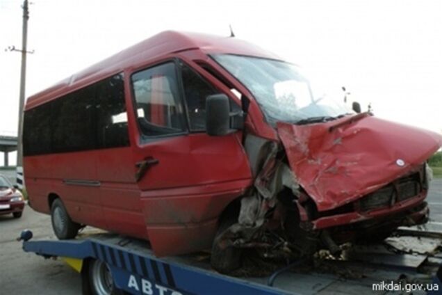 На Николаевщине легковушка влетела в автобус