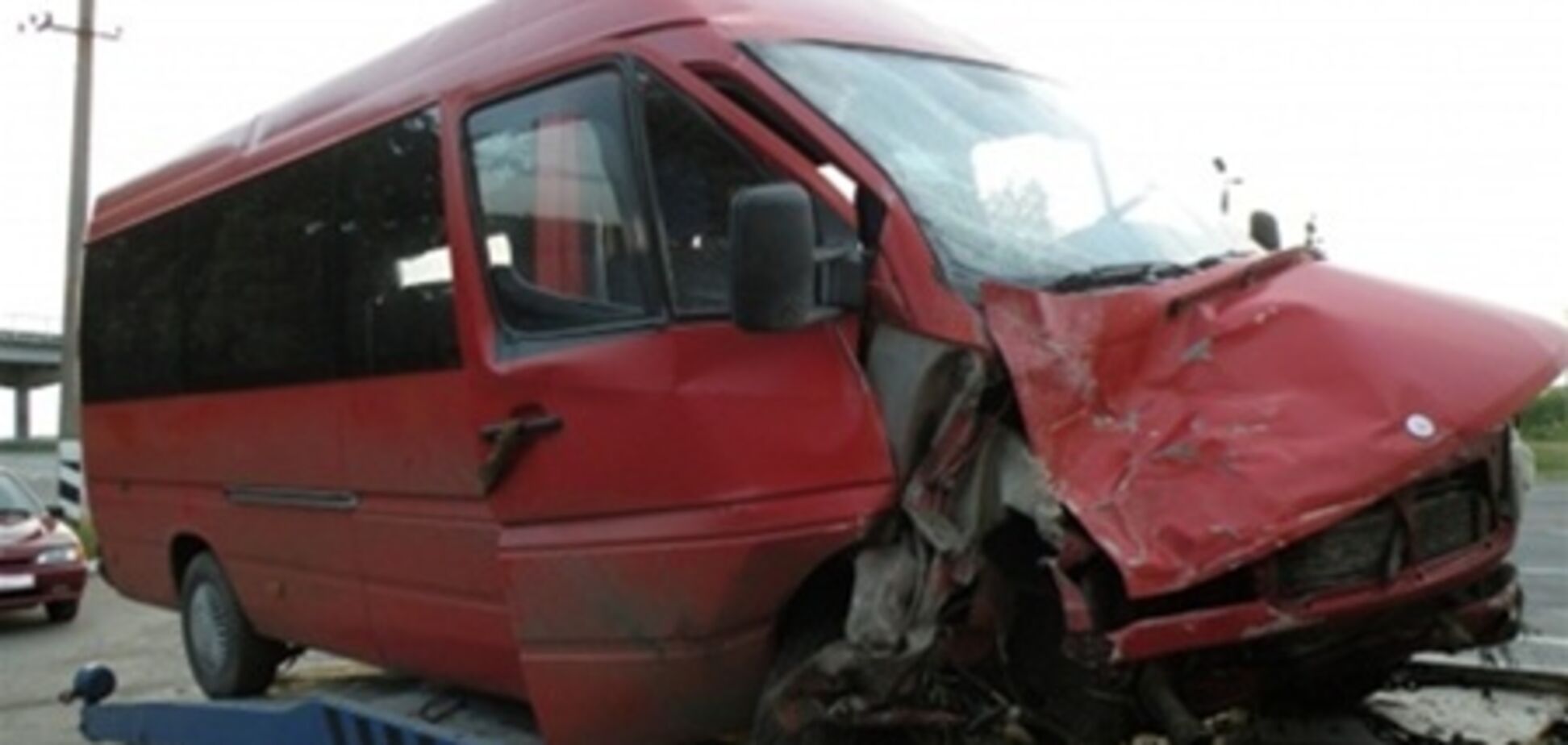 На Николаевщине легковушка влетела в автобус