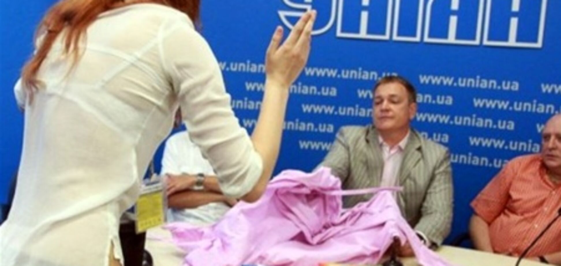 Девушке, бросившей в Колесниченко смирительную рубашку, назначили наказание