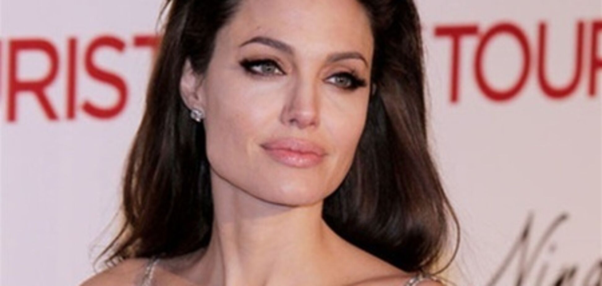 Джоли удалила обе груди из-за страха мастопатии 