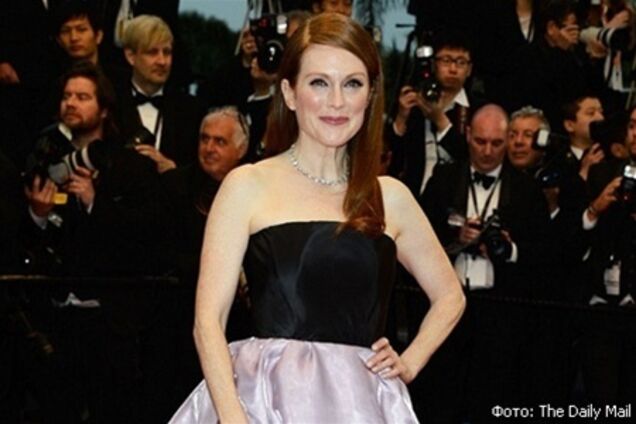 В Каннах у Джулианны Мур из босоножек вывалились пальцы