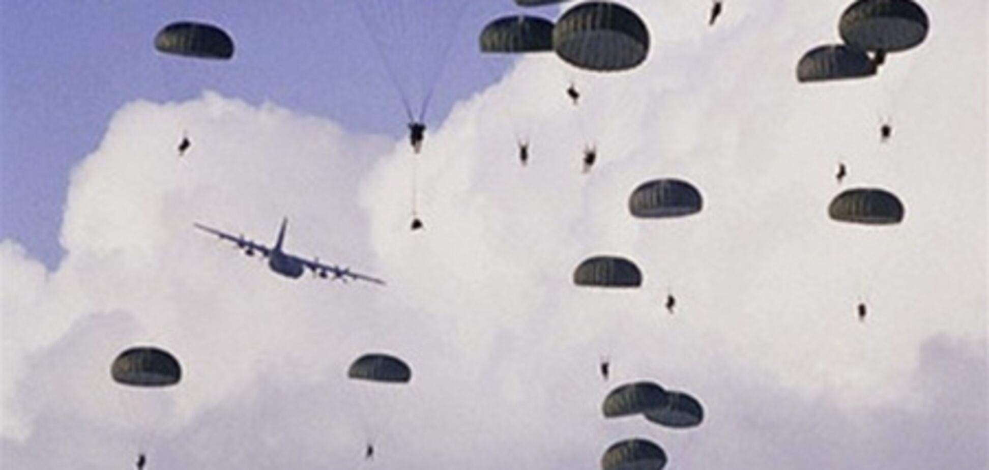 Немецкие десантники с парашютами повисли на деревьях 