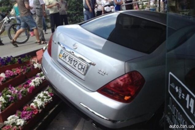 Прокуратура: в ресторан въехала не жена прокурора