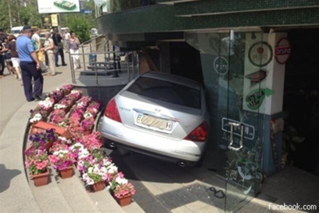 В Симферополе жена прокурора на авто въехала в ресторан