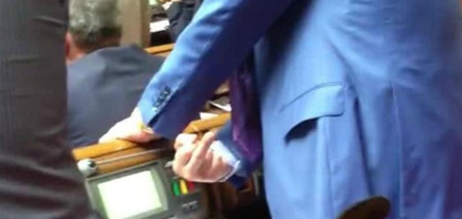 Регіонал-кнопкодав показав ударівці середній палець