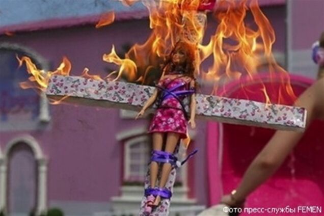 FEMEN сожгли в Германии 'Барби'