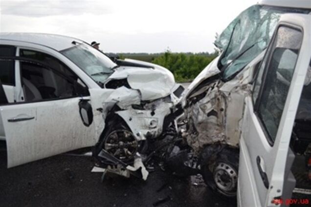 На Харьковщине крупное ДТП: погиб россиянин, 12 человек в больнице