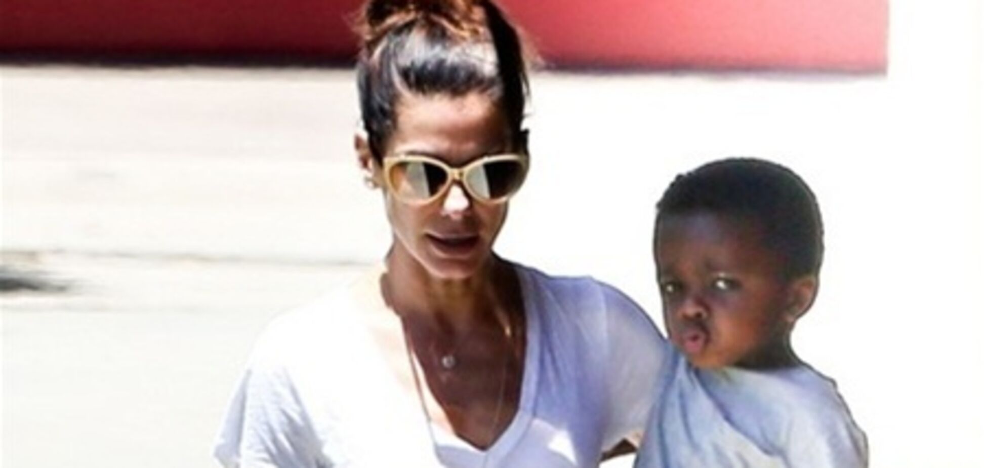 Сандра Баллок скоро станет смуглее сына