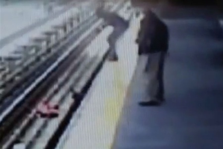 У США мати впустила коляску з дитиною на рейки метро