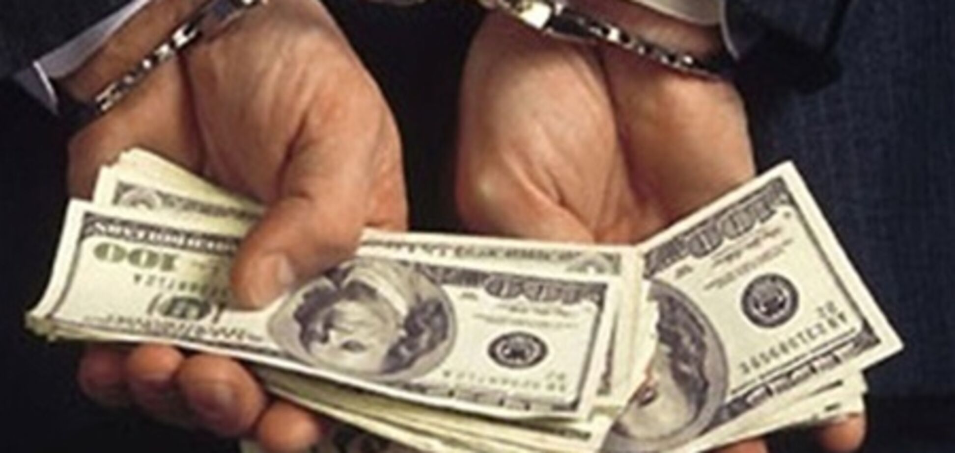 Столичного чиновника задержали с $400 взятки 