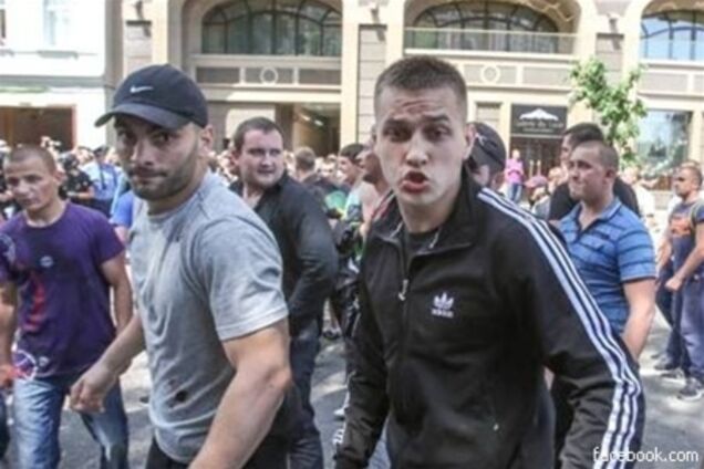 Опубликованы фото людей, избивших журналистов